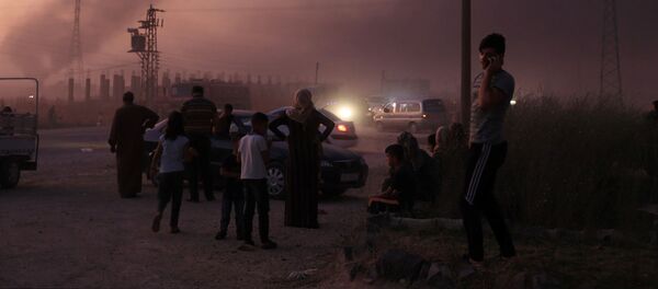 Мирные жители Сирии наблюдают за атакой войск Турции, 9 октября 2019 года Мирные жители Сирии наблюдают за атакой войск Турции, 9 октября 2019 года - Sputnik Абхазия