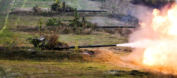 Танк Т-72 на полигоне  Танк Т-72 на полигоне  - Sputnik Абхазия