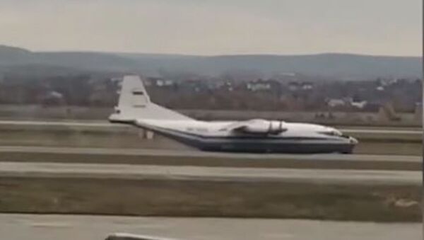 Первые минуты после аварийной посадки Ан-12 в аэропорту Екатеринбурга попали на видео - Sputnik Абхазия