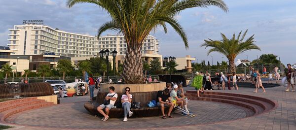 Отдыхающие на набережной в Нижнеимеретинской бухте города Сочи Отдыхающие на набережной в Нижнеимеретинской бухте города Сочи - Sputnik Аҧсны