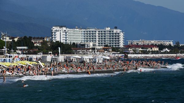 Отдыхающие на пляже в Нижнеимеретинской бухте города Сочи - Sputnik Абхазия