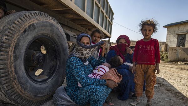 Сирийские арабские и курдские гражданские лица прибывают в город Талль-Тамр в сирийской северо-западной провинции Хасаке после бегства от турецкой бомбардировки северо-восточных городов вдоль турецкой границы 10 октября 2019 года.  - Sputnik Абхазия
