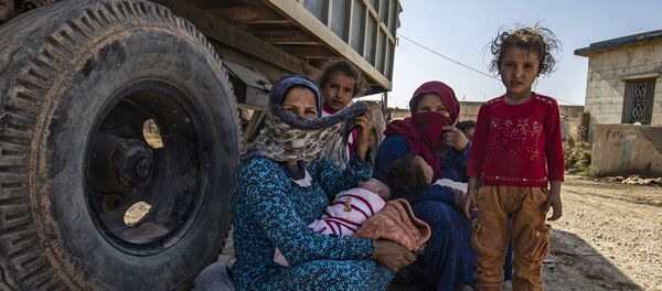 Сирийские арабские и курдские гражданские лица прибывают в город Талль-Тамр в сирийской северо-западной провинции Хасаке после бегства от турецкой бомбардировки северо-восточных городов вдоль турецкой границы 10 октября 2019 года. Сирийские арабские и курдские гражданские лица прибывают в город Талль-Тамр в сирийской северо-западной провинции Хасаке после бегства от турецкой бомбардировки северо-восточных городов вдоль турецкой границы 10 октября 2019 года. - Sputnik Абхазия