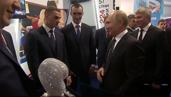 Путину подарили боксерскую перчатку с бриллиантами  - Sputnik Абхазия