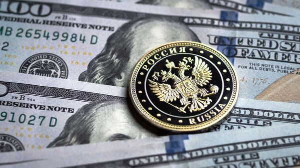 Купюры американских долларов и монета с гербом Российской Федерации. - Sputnik Абхазия