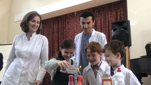 Международная образовательно-просветительская акция в честь юбилея таблицы Менделеева Mendeleev lab прошла в Сухуме - Sputnik Абхазия