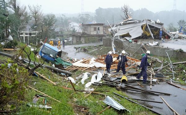 Дома, машины и опоры линий электропередач, разрушенные в результате тайфуна Хагибис, Япония - Sputnik Абхазия