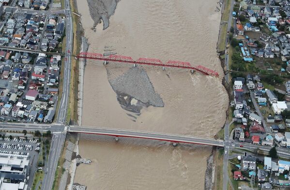 Разрушенный в результате тайфуна Хагибис железнодорожный мост над рекой Чикума, Япония - Sputnik Абхазия