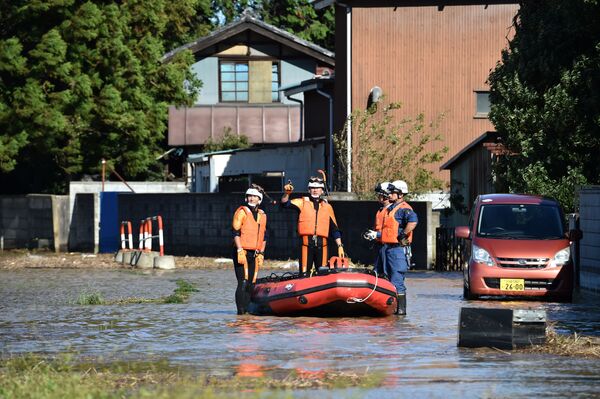 Спасатели в затопленном после тайфуна Хагибис городе Каваго, префектура Сайтама, Япония - Sputnik Абхазия