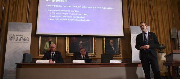 Председатель комитета премий по экономическим наукам 2019 года, и генеральный секретарь Королевской академии наук Швеции Горан Ханссон слушают Якоба Свенссона Председатель комитета премий по экономическим наукам 2019 года, и генеральный секретарь Королевской академии наук Швеции Горан Ханссон слушают Якоба Свенссона - Sputnik Абхазия