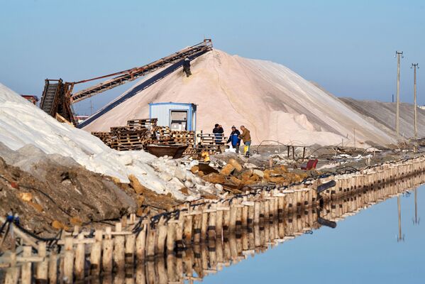 Добыча соли на озере Сасык-Сиваш под Евпаторией - Sputnik Абхазия