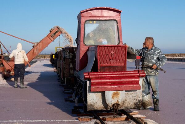 Погрузка соли в вагоны мотовоза на озере Сасык-Сиваш под Евпаторией - Sputnik Абхазия