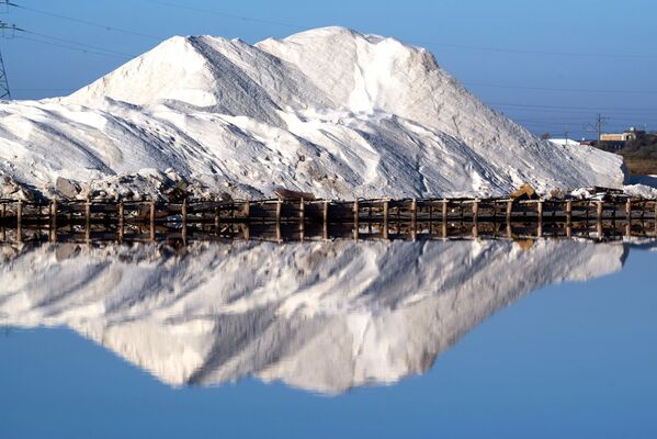 Отвал соли на озере Сасык-Сиваш под Евпаторией - Sputnik Абхазия