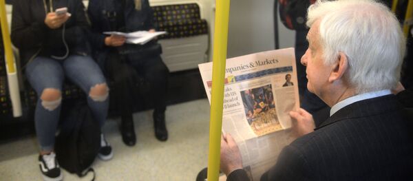 Пассажиры в вагоне на станции лондонского метро, архивное фото - Sputnik Абхазия