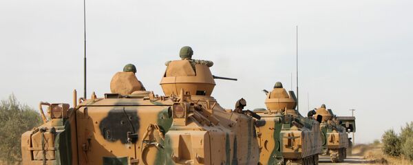Турецкие солдаты перевозятся на бронетранспортерах через город Тухар, к северу от северного сирийского города Манбидж, 14 октября 2019 года, когда Турция и ее союзники продолжают наступление на удерживаемые курдами пограничные города на северо-востоке Сирии. Турецкие солдаты перевозятся на бронетранспортерах через город Тухар, к северу от северного сирийского города Манбидж, 14 октября 2019 года, когда Турция и ее союзники продолжают наступление на удерживаемые курдами пограничные города на северо-востоке Сирии. - Sputnik Абхазия