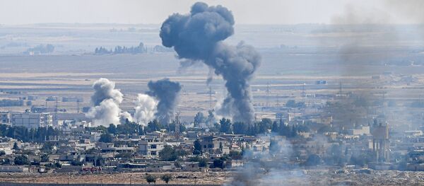 На этом снимке, сделанном 14 октября 2019 года, видно, что дым поднимается из сирийского города Рас-эль-Айн, с турецкой стороны границы в районе Джейланпинар в Шанлыурфа, в шестой день военной операции Турции против курдских сил. - Sputnik Абхазия