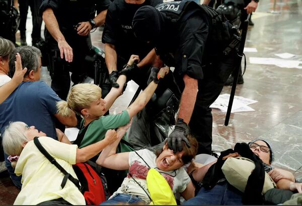 Пострадавших уже сотни. Почему каталонцы дерутся с полицией Пострадавших уже сотни. Почему каталонцы дерутся с полицией - Sputnik Абхазия