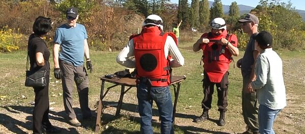 Абхазские спасатели совместно с представителями миссии МККК в Абхазии проводят тренинги и практические занятия на одном из полигонов в Сухумском районе Абхазские спасатели совместно с представителями миссии МККК в Абхазии проводят тренинги и практические занятия на одном из полигонов в Сухумском районе - Sputnik Абхазия
