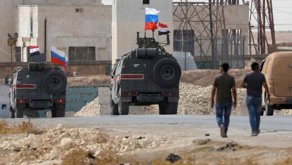 Флаги России и Сирии на военных автомобилях в сирийском городе Манбидж - Sputnik Абхазия
