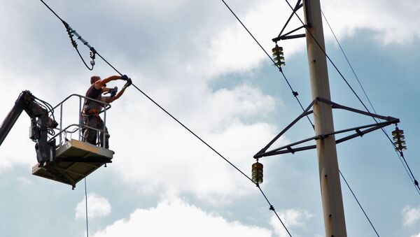 Электрики восстанавливают линию - Sputnik Абхазия