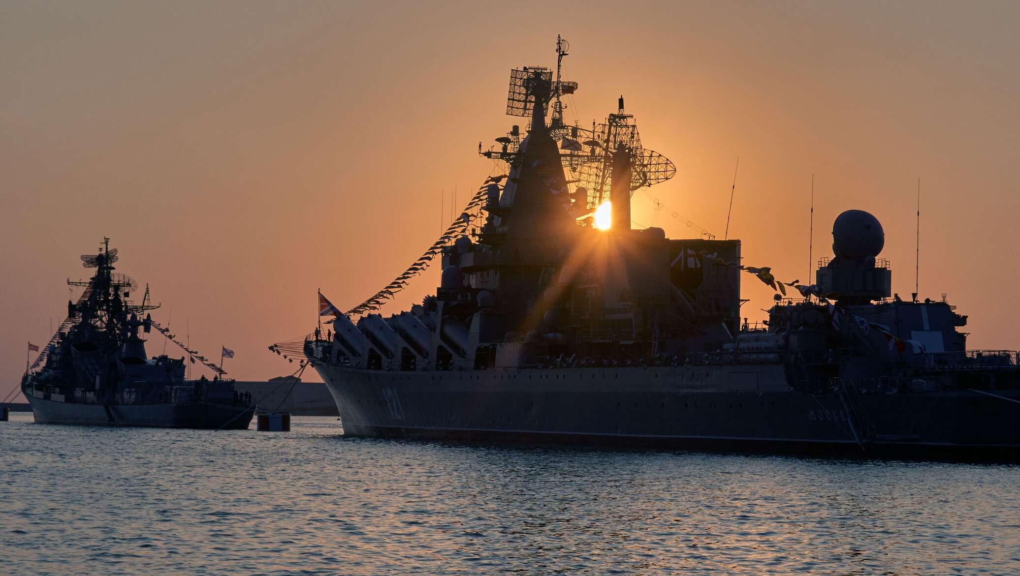 Черное море флот. Черноморский флот ВМФ Севастополь. Военные корабли Черноморского флота Севастополь. Корабль Москва Черноморский флот Севастополь. ЧФ ВМФ РФ.