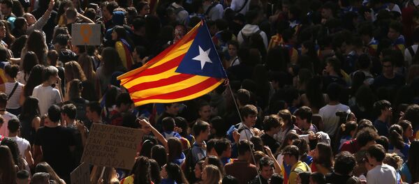Студенты развевают каталонский флаг estelada за независимость, когда они протестуют во время демонстрации перед штаб-квартирой полиции в Барселоне Студенты развевают каталонский флаг estelada за независимость, когда они протестуют во время демонстрации перед штаб-квартирой полиции в Барселоне - Sputnik Абхазия