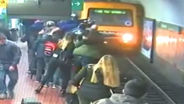 Женщину в Аргентине спасли после падения на рельсы в метро - Sputnik Абхазия