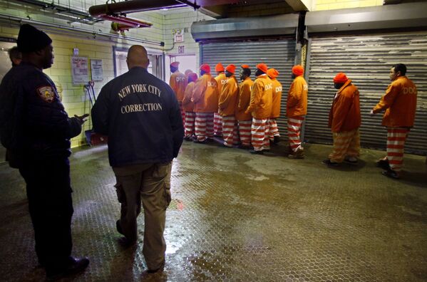 Группа заключенных покидает пекарню самой большой в мире исправительной колонии Райкерс после завершения утренней смены - Sputnik Абхазия
