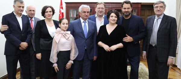 Рауль Хаджимба встретился с участниками фестиваля Хибла Герзмава приглашает! Рауль Хаджимба встретился с участниками фестиваля Хибла Герзмава приглашает! - Sputnik Абхазия