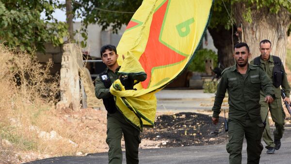 Курдские бойцы идут с желтым флагом Народного подразделения защиты (YPG) в сирийском курдском городе Кобане - Sputnik Абхазия