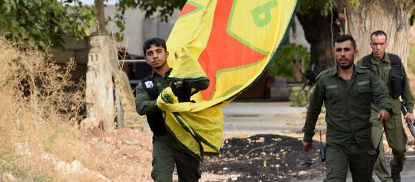 Курдские бойцы идут с желтым флагом Народного подразделения защиты (YPG) в сирийском курдском городе Кобане - Sputnik Абхазия