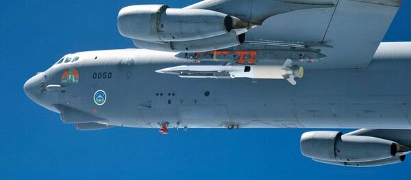 Самолет ВВС США B-52 Stratofortress с крылатой ракетой X-51A - Sputnik Абхазия