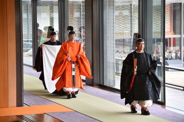 Наследный принц Японии Акисино принимает участие в церемонии возведения на престол император Нарухито в Токио - Sputnik Абхазия