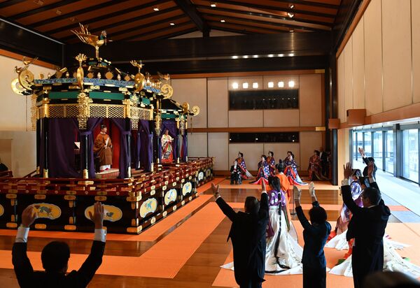 Премьер-министр Японии Синдзо Абэ выкрикивает банзай-аплодисменты императору Нарухито и императрице Масако во время церемонии возведения на престол в Токио - Sputnik Абхазия