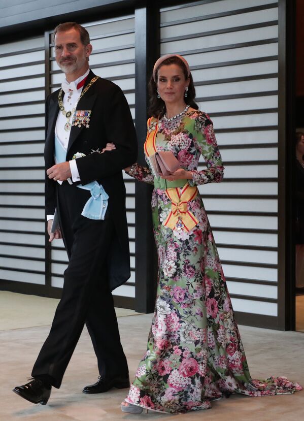 Король Испании Филипп VI с супругой королевой Летицией покидают Императорский дворец после придворного банкета в честь возведения на престол императора Нарухито - Sputnik Абхазия