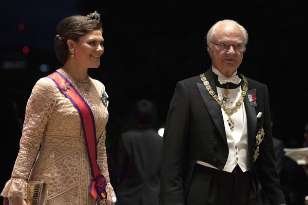 Наследная принцесса Швеции Виктория  и ее отец, король Карл XVI Густав прибывают в Императорский дворец  на церемонию возведения на престол императора Нарухито - Sputnik Абхазия