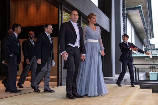  Президент Болгарии Румен Радев с женой после участия в церемонии возведения на престол японского императора Нарухито - Sputnik Абхазия