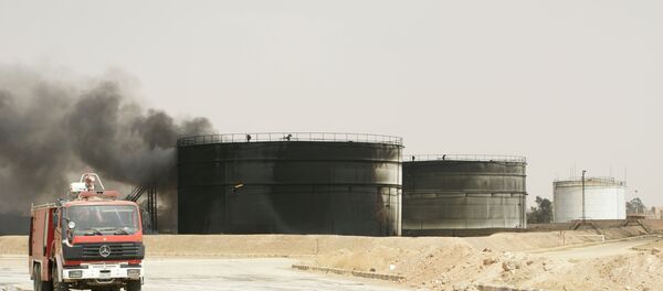 Бункеры с нефтью после теракта, совершенного боевиками ИГИЛ в Сирии  Бункеры с нефтью после теракта, совершенного боевиками ИГИЛ в Сирии  - Sputnik Абхазия