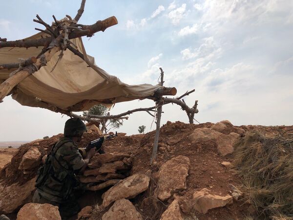 Сирийский военный на линии обороны на северо-западе района Манбидж в Сирии - Sputnik Абхазия