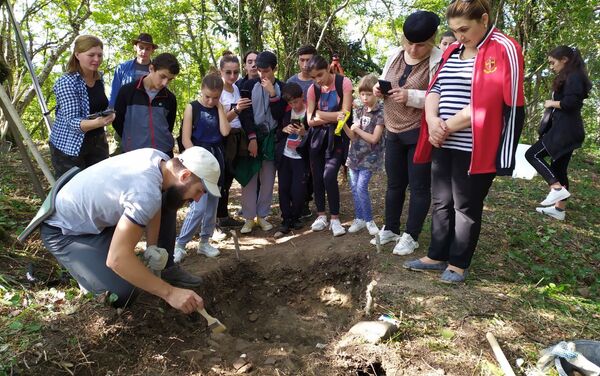 Школьники из Гала приняли участие в раскопках на проекте Тайны Великой Абхазской стены - Sputnik Абхазия