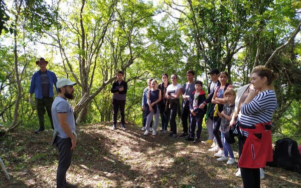 Школьники из Гала приняли участие в раскопках на проекте Тайны Великой Абхазской стены - Sputnik Абхазия