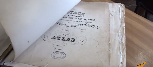 Из пепла войны: как в Абхазии в собачьей конуре нашли редкий атлас XIX века Из пепла войны: как в Абхазии в собачьей конуре нашли редкий атлас XIX века - Sputnik Абхазия