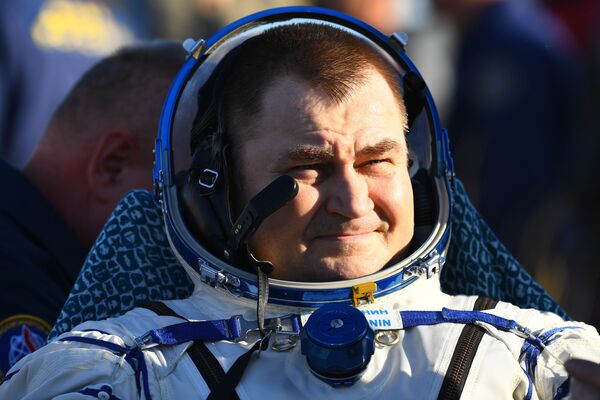 Космонавт Роскосмоса Алексей Овчинин после посадки спускаемого аппарата пилотируемого космического корабля Союза МС-12 - Sputnik Абхазия