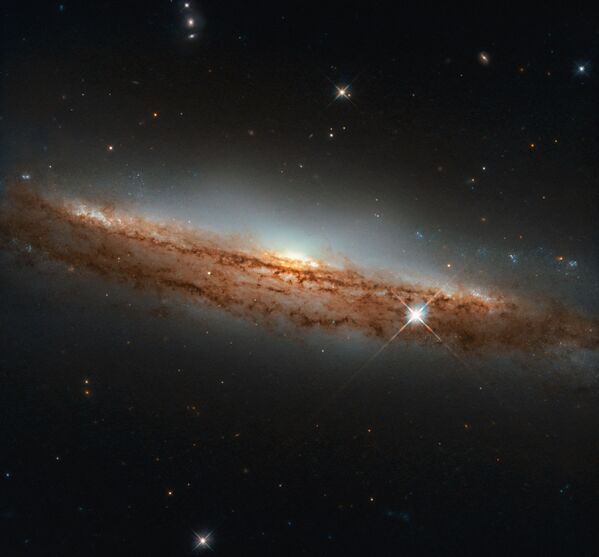 Спиральная галактика NGC 3717 в созвездии Гидры, расположенная на расстоянии около 60 миллионов световых лет от Земли - Sputnik Абхазия
