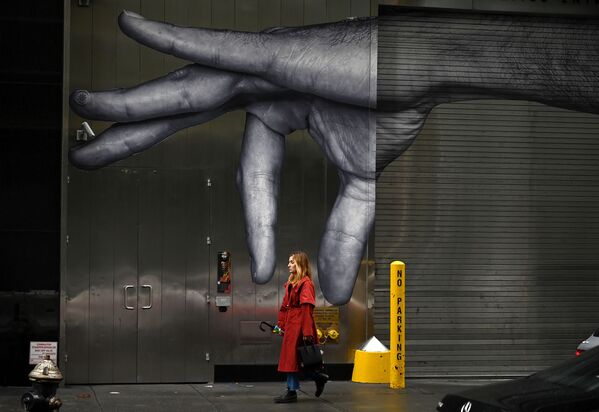Девушка на фоне граффити в Нью-Йорке - Sputnik Абхазия