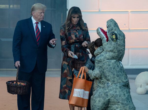 Президент США Дональм Трамп с женой во время раздачи сладостей детям в Белом доме в честь Хеллоуина - Sputnik Абхазия