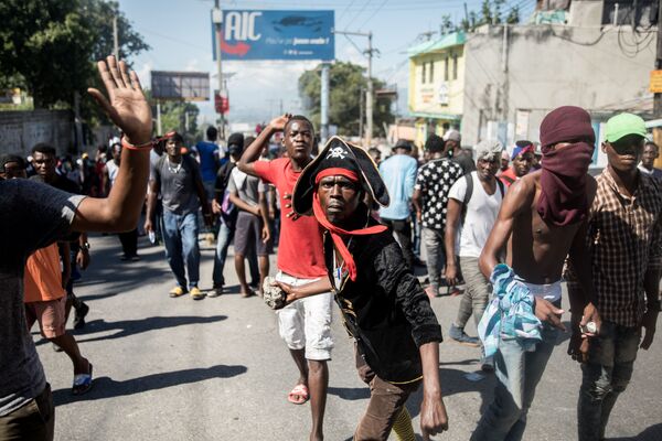Протестующие в Порт-о-Пренс - Sputnik Абхазия