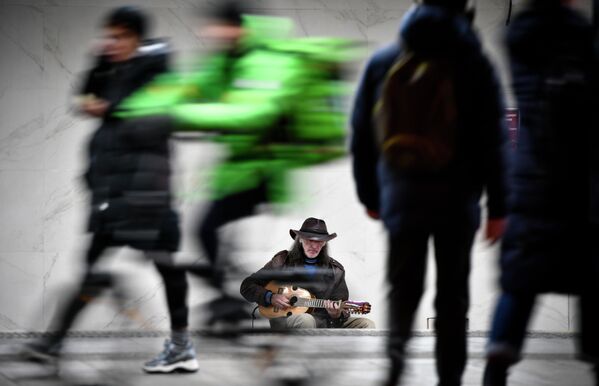 Уличный музыкант Сергей Садов выступает у входа в метро в Москве - Sputnik Абхазия