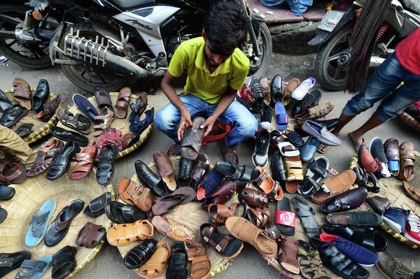 Уличный торговец обувью в Дакке - Sputnik Абхазия