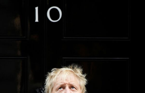 Британский премьер-министр Борис Джонсон на Даунинг-стрит в Лондоне - Sputnik Абхазия